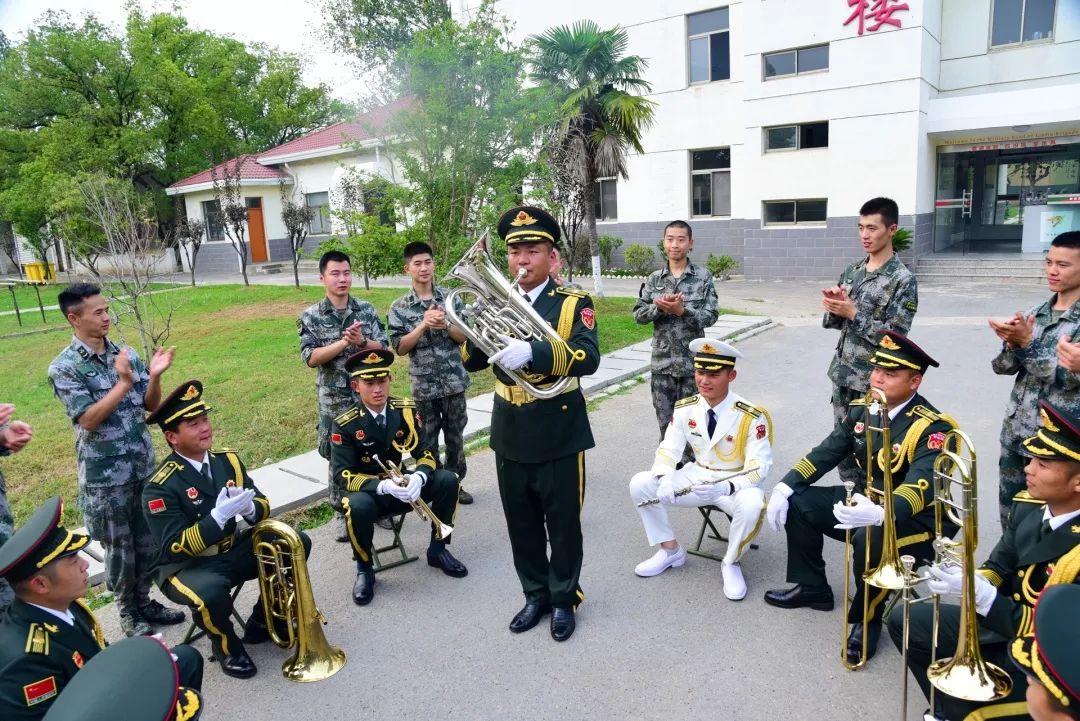 骄傲三军仪仗队联合军乐团里有咱栖霞身影