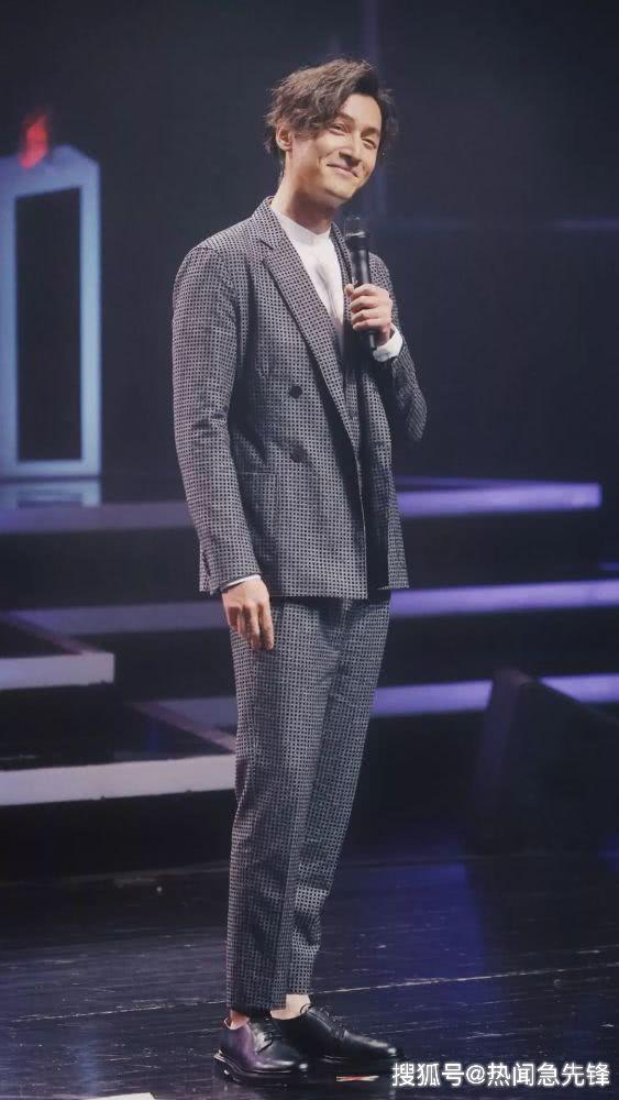 有颜任性!《攀登者》南京路演,胡歌长发再成焦点