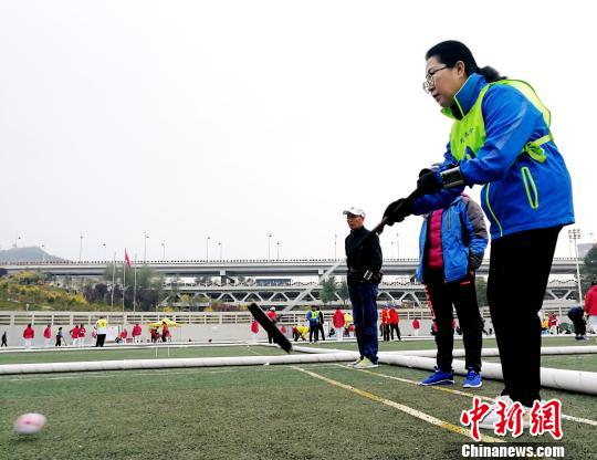 中国500余名门球爱好者青海西宁参加门球挑战赛