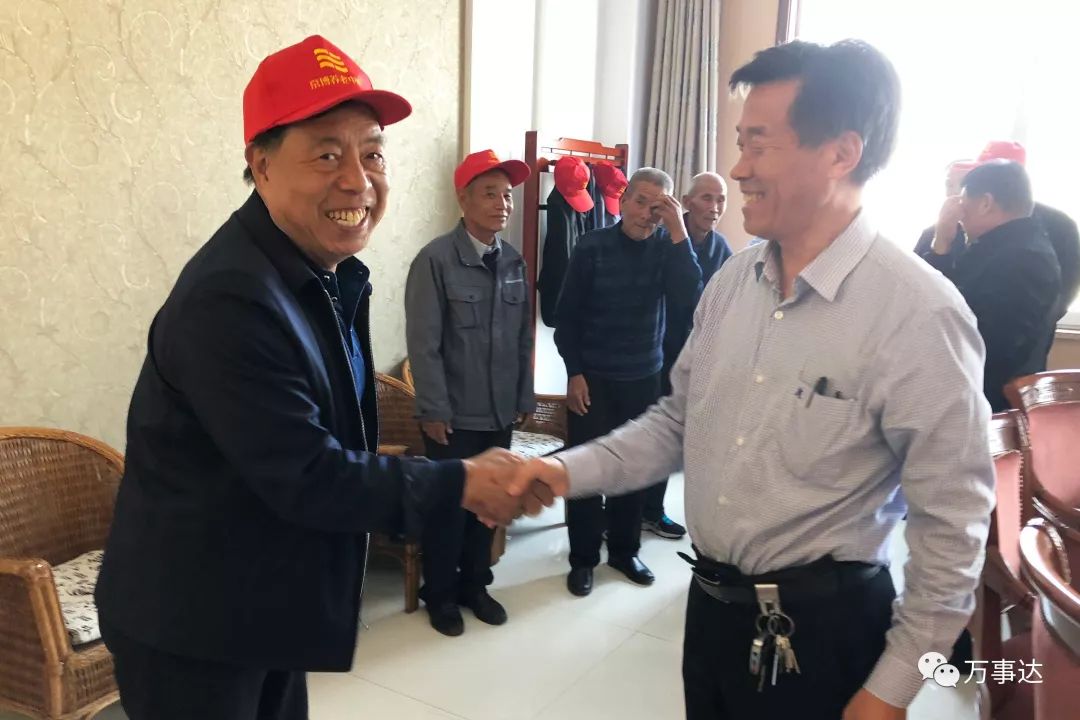 控股监事长魏龙淮,副监事长于学田,工会主席益希智热情接待了各位老人