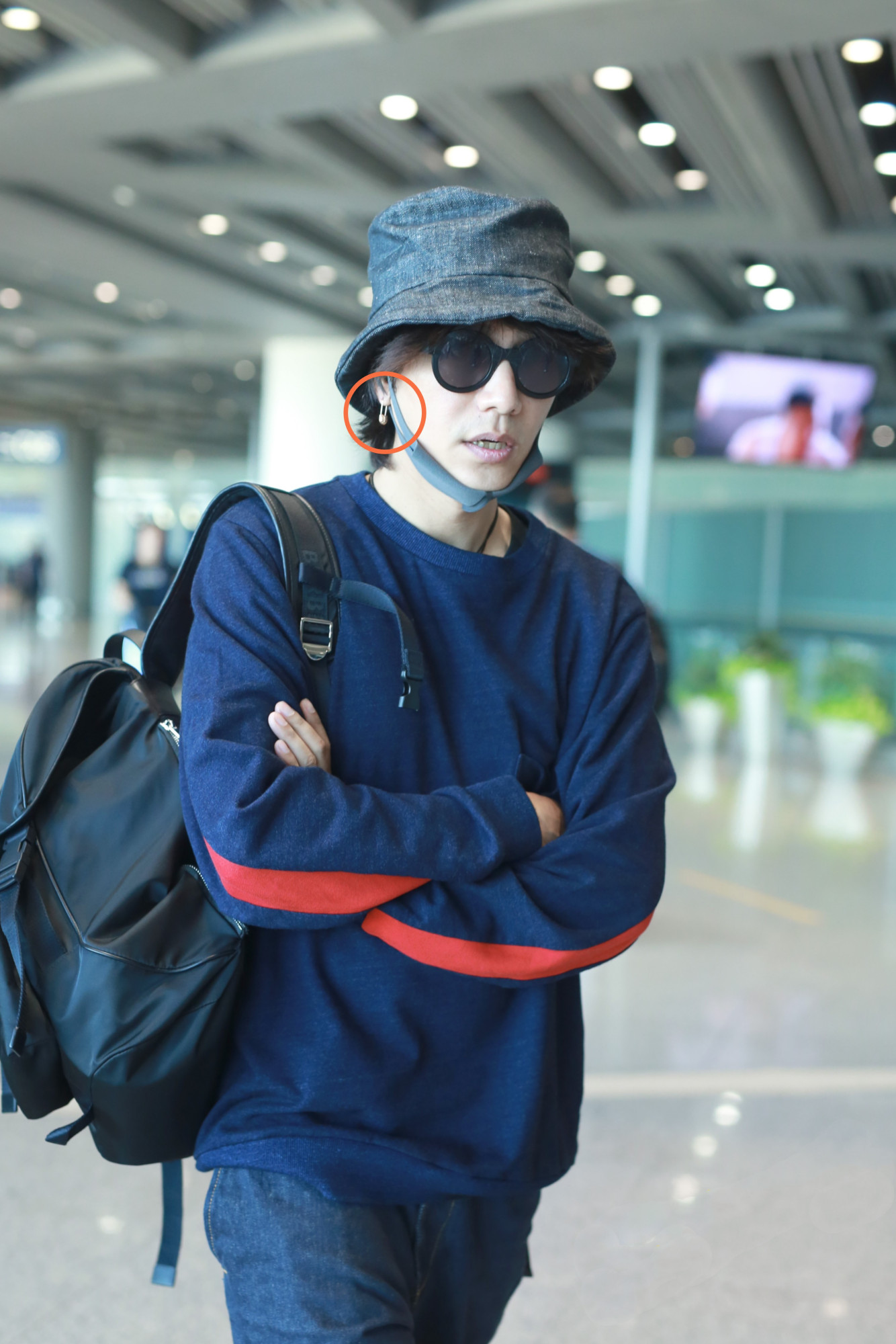 原创 
            43岁陈坤机场露面，一身深蓝配单肩背包似少年，戴别针耳环显精致
