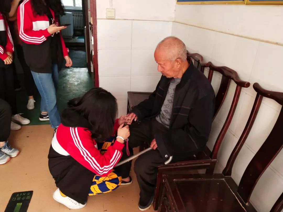 帮老人做一些生活琐事,听老人讲故事