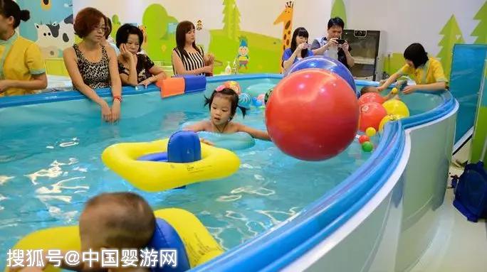「中国婴游网」原创婴儿游泳的八大好处，让家长为之痴狂！