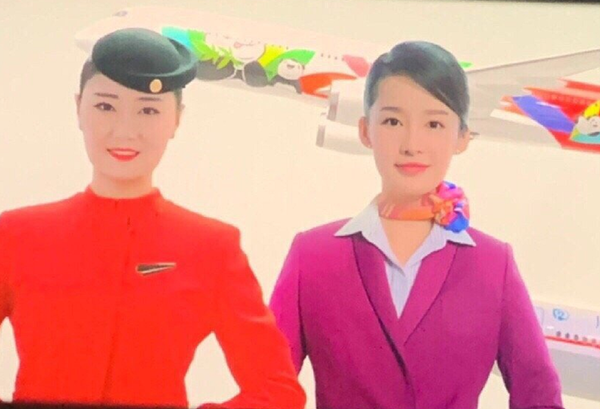 主演和《中国机长》原型单独合照,袁泉气质,但原型乘务长更漂亮