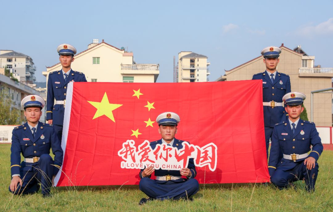 我和国旗合个影!"浙"里青年晒照啦!