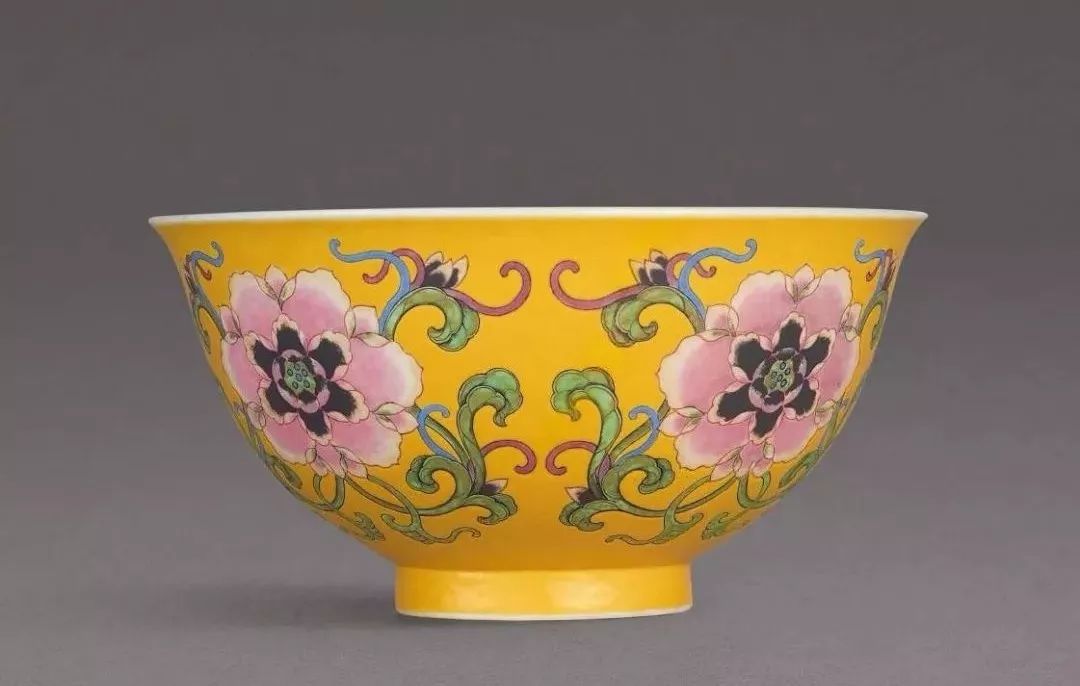 不输元青花,『唐英』制《青花缠枝莲纹供瓶》逾2000万成交!_搜狐网