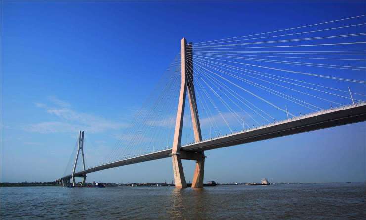 基地内航天大道旁,距双柳(新港)长江大桥,光谷长江大桥出口仅2公里