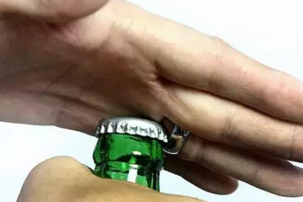 如何简单的开啤酒瓶 eefcde6646614829afa30b633b2b8959.jpeg