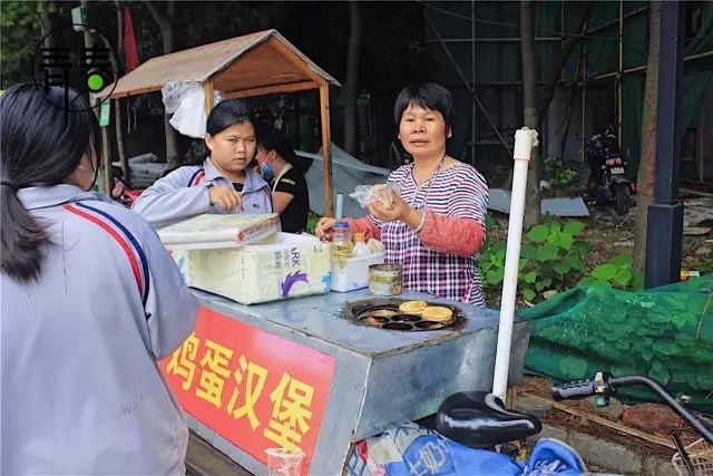 学生们一窝蜂的涌向这里,往往等上几轮也是有的,但看阿姨做鸡蛋汉堡