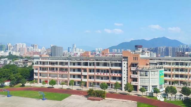 青春无痕永隆国际酒店泳池凤山蓝溪,视界如画.春去夏犹清,紫色满天星.