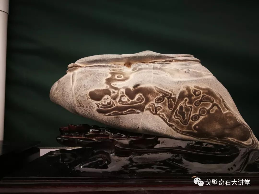 的石艺创作,随型或随画面的变化,植入自己多年来对浮雕艺术的个人理解