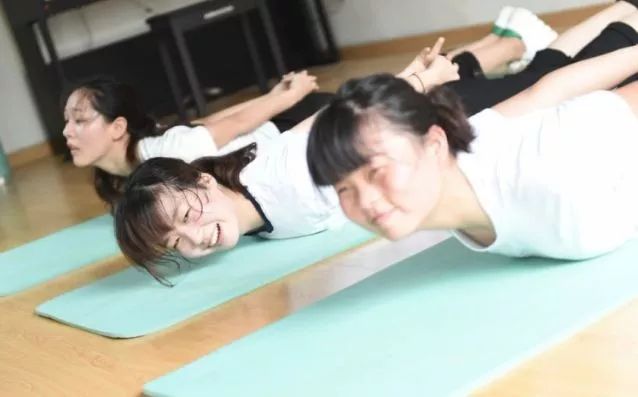 脚抬不起来怎么回事 19f3c65f9b3844eb9213f6584c1a7817.jpeg