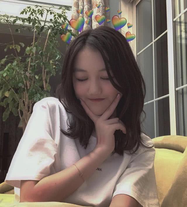 王菲13岁“兔唇女儿”李嫣被网友晒出逛夜店