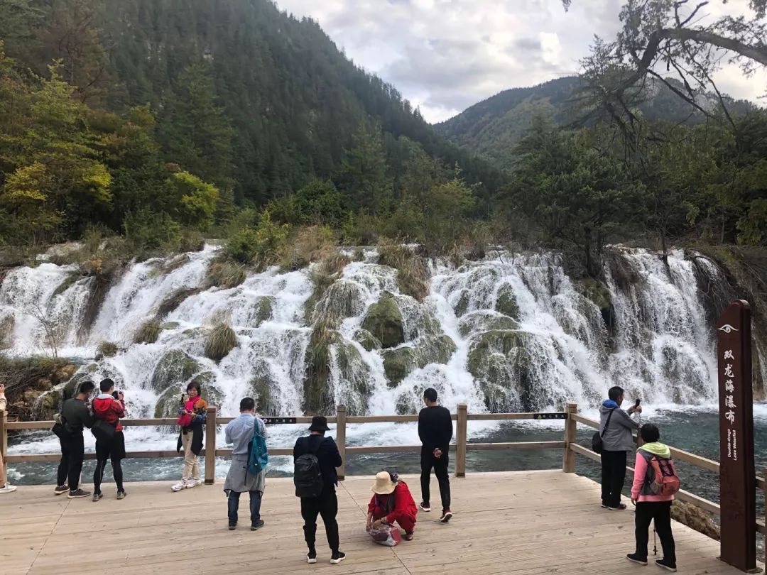 地震后火花海决堤,下游形成新景观双龙海瀑布.新京报记者向凯 摄