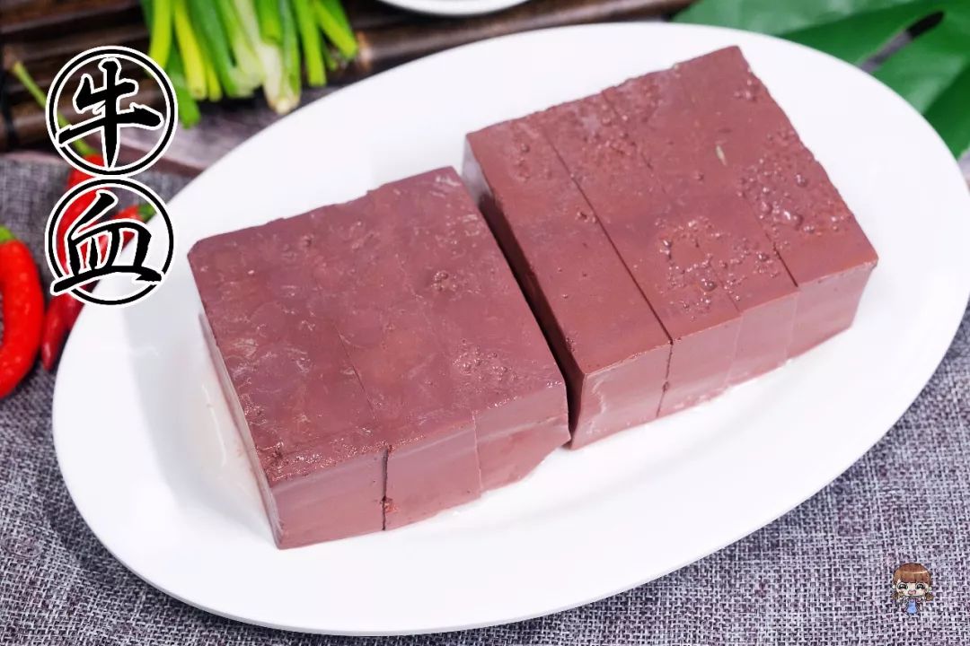 牛血具有丰富的营养，多吃几块滋补下~烫过后吃起来滑滑的，越嚼越香浓。