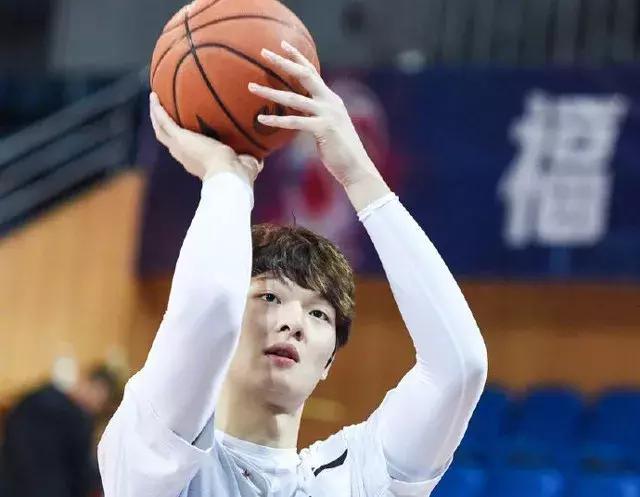 狂砍31分力压王哲林泰劳森李楠世界杯没带他或是一个错误