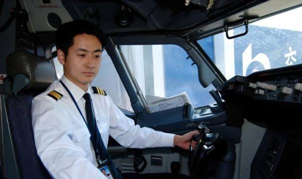 对裱机长招聘_福州航空举办新机长 乘务长聘任仪式