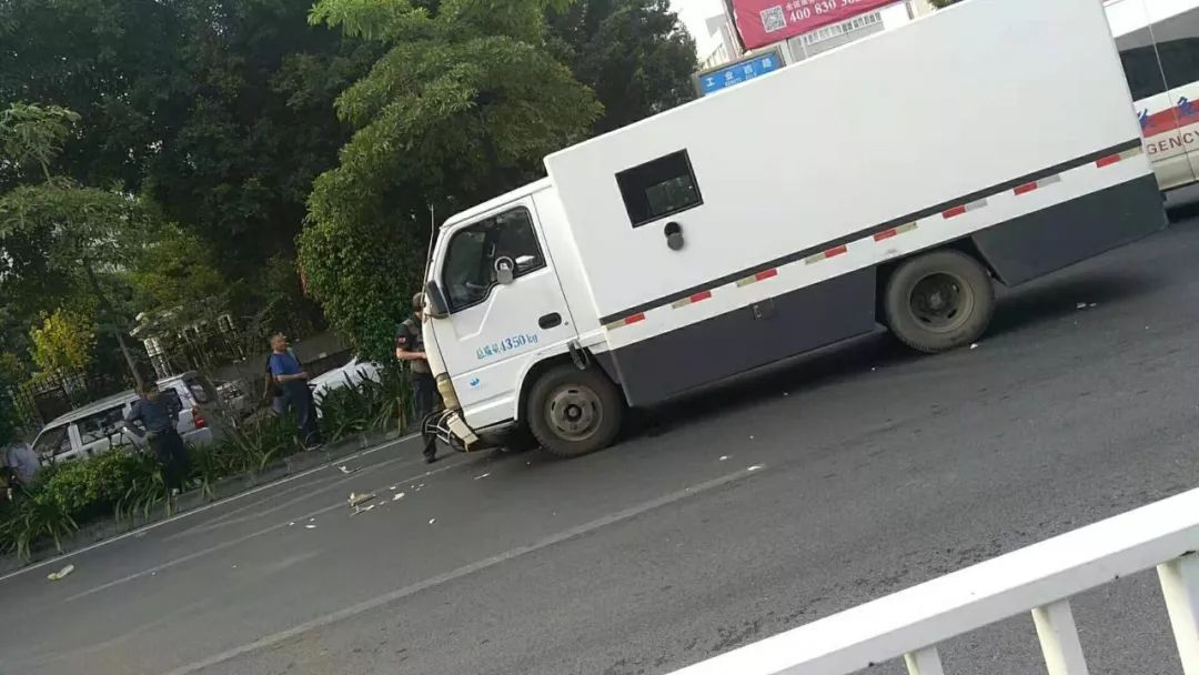 工业西路发生严重车祸,一辆押运车与摩托车发生碰撞,造成1人身亡_韶关