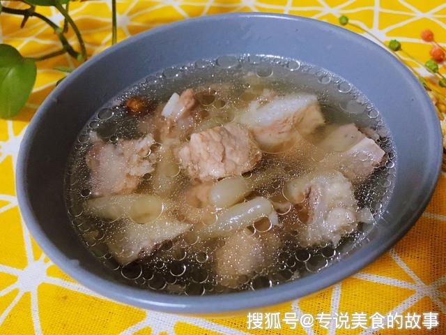 那么用麦冬来熬排骨汤也是有原因的,在寒露过后用麦冬熬汤,麦冬本身就