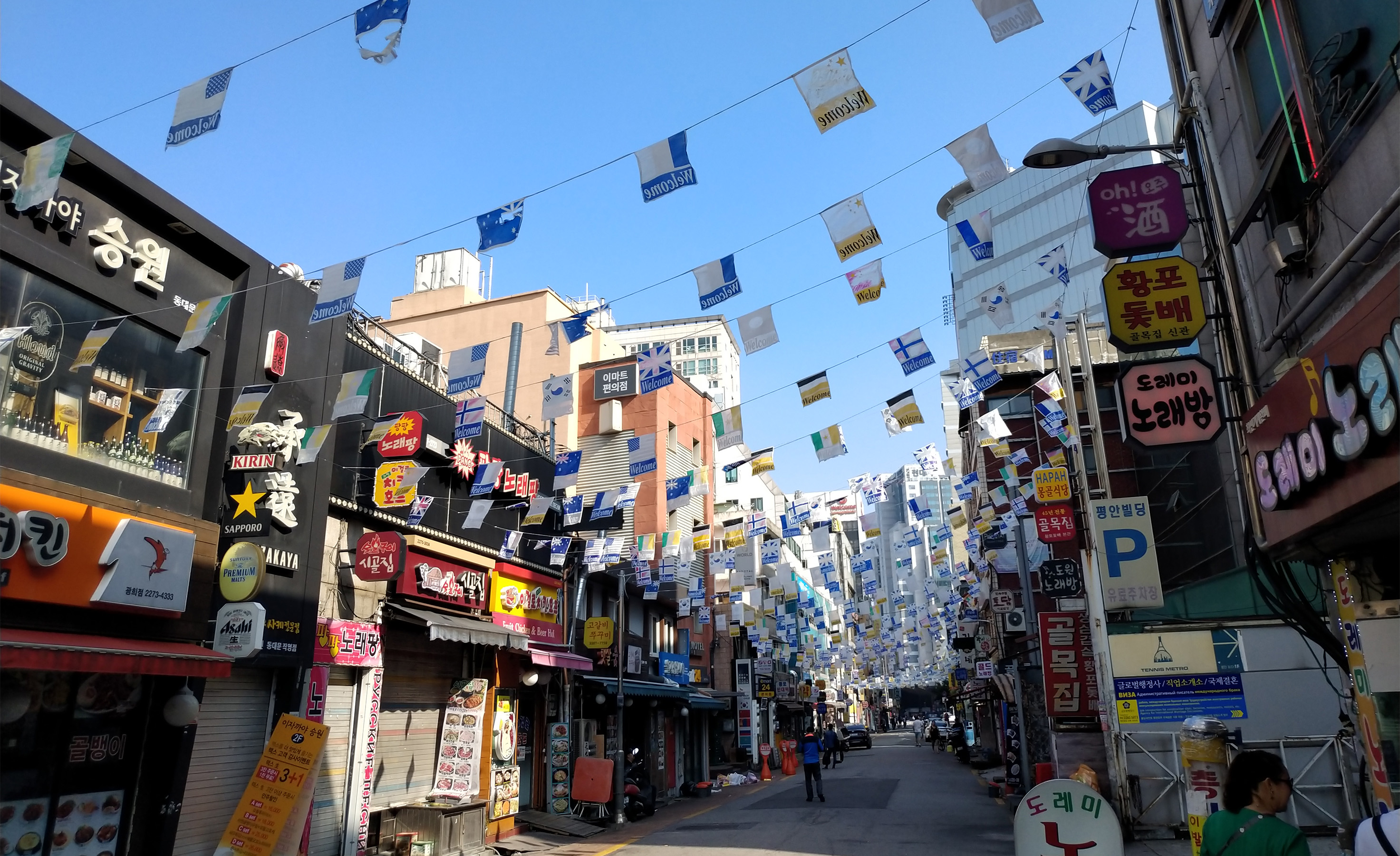 十月的首尔街景,上下斜坡路很常见