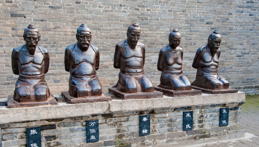 秦桧在岳飞坟墓前跪几百年了,秦桧后代要取消跪姿,要求合理吗?