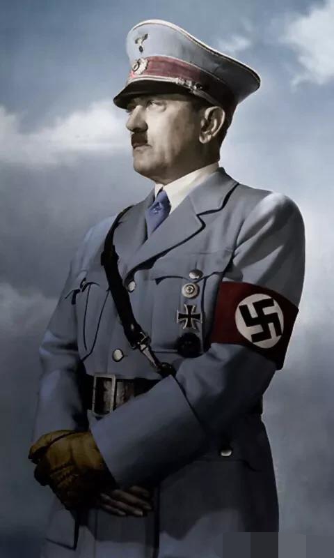原创二战爆发以后,希特勒在公开场合穿的是军服吗?