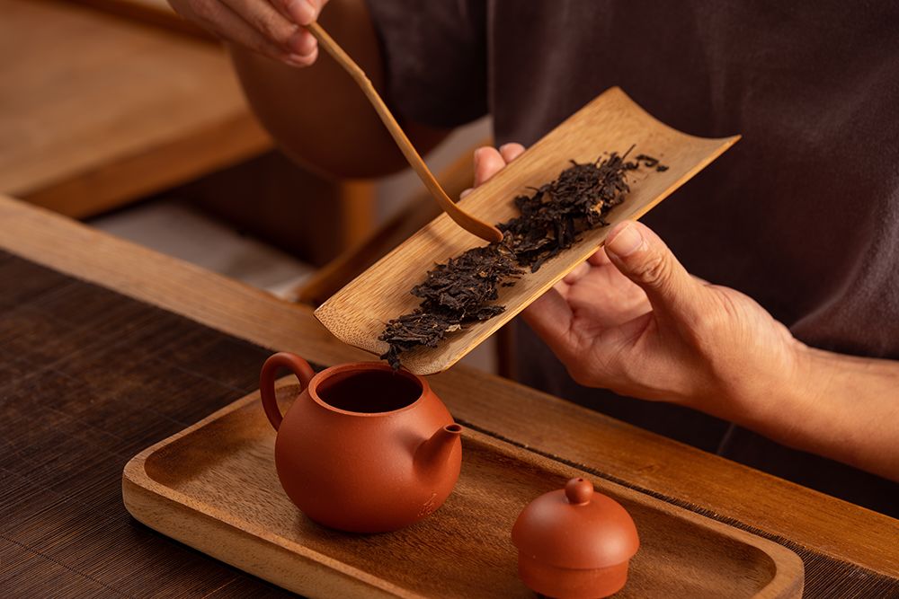 冲泡黑茶,掌柜建议用紫砂壶冲泡.