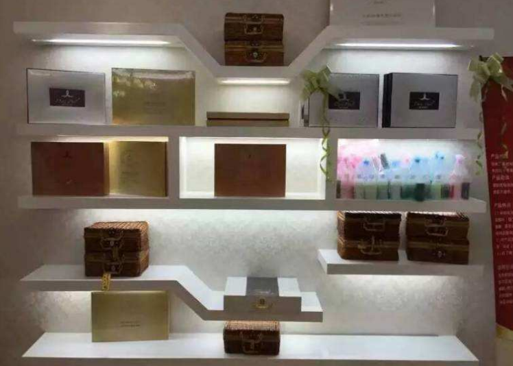 美容院产品怎么摆放更吸引客户-花可可创意设计