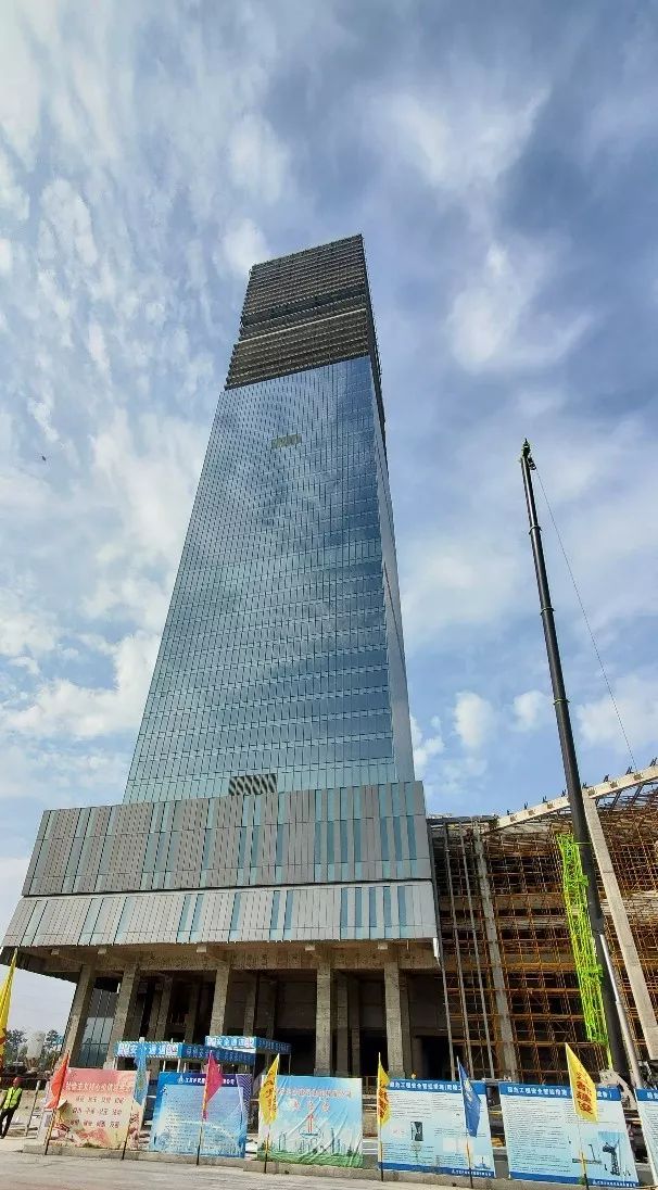 全城瞩目扬州第一高楼明年底投用记者登顶拍摄