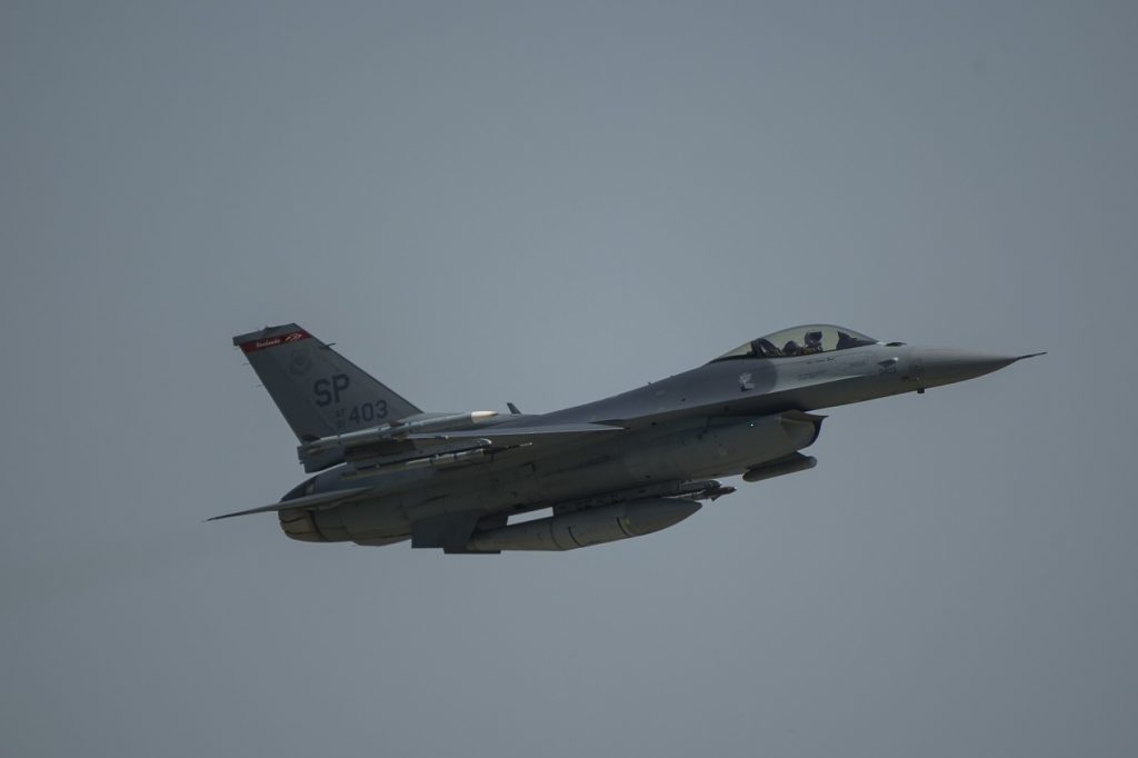 美国驻欧空军一架F16战机在德国坠毁飞行员受伤