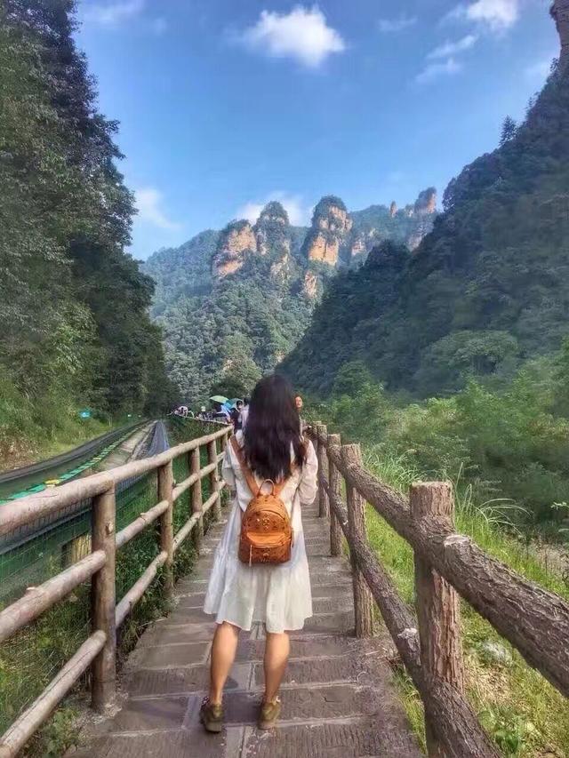 美女去张家界旅游拍照新姿势