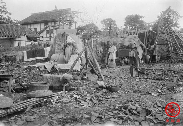 1917年老照片:军阀在成都混战,民房被毁百姓流离失所