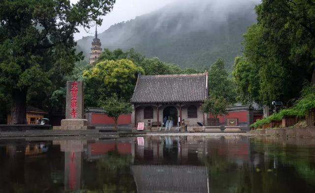 走进济南灵岩寺探寻千年古寺的铁袈裟之谜！