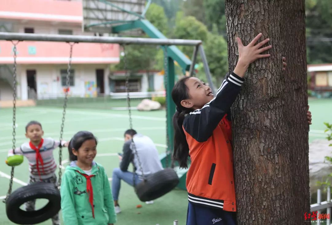 大山里的一所村小，吸引了成都、上海等大城市的孩子来读书，为什么？