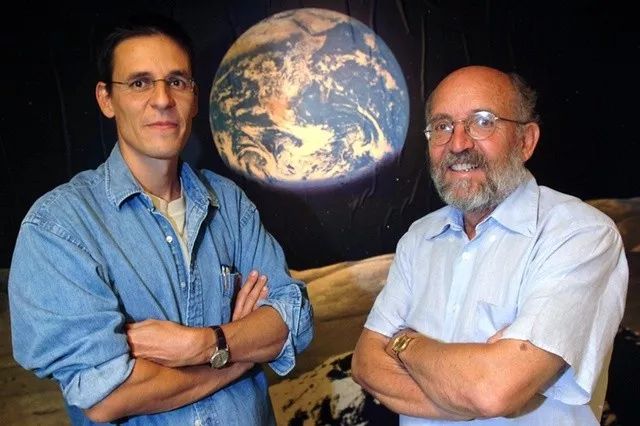 瑞士两位天文学家michel mayor和didier queloz,以及加拿大裔美国科学