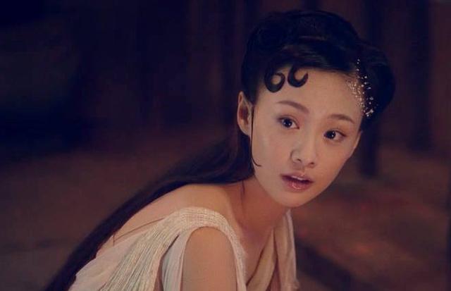 郑爽《倩女幽魂》路透照曝光,一袭白衣仙气飘飘,黑衣形态a爆