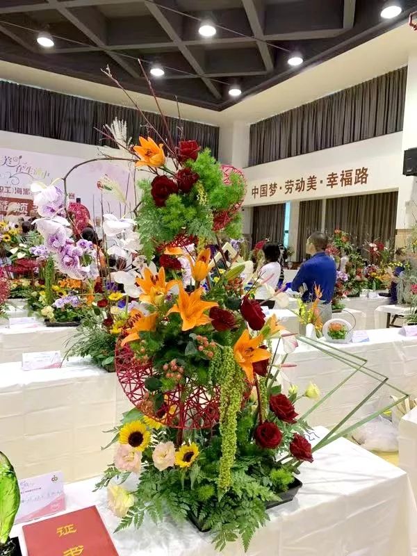 2019上海市民(职工)海派插花花艺大赛决赛,要求选手以《礼赞》为主题