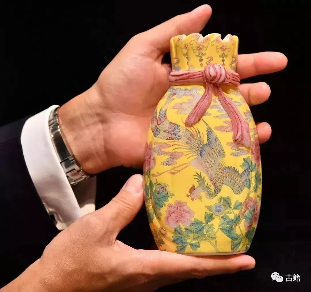 2.07亿！史上最贵玻璃器诞生，乾隆料胎画珐琅包袱瓶成亮丽风景_手机搜狐网