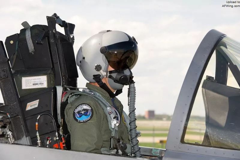 用目光杀死敌人,谈谈战斗机的头盔显示器,飞行员必不可少的装备