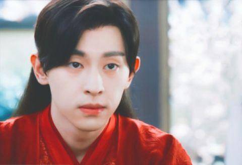 红衣翩翩公子,肖战红色西装复古大气,王一博竟有一丝"妖媚?