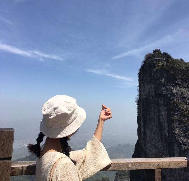 天门山天门山因天然奇迹天门洞而得名,通往天门