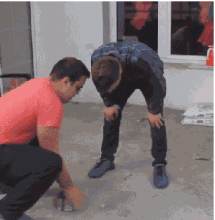 搞笑gif:哥们,你玩游戏一定要小心,坑友很可怕的