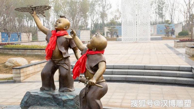 放风筝主题雕塑是民间传统游戏之一