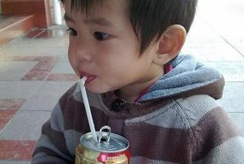 [蓝象宝贝育儿]孩子未满3岁，别喂3种水，会让脾胃变虚弱，容易积食还不长个