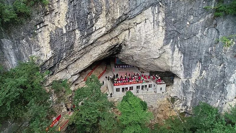 天生一个万人寨洞藏美酒香山外鄂西深山里一可容万人溶洞藏酒藏出了大