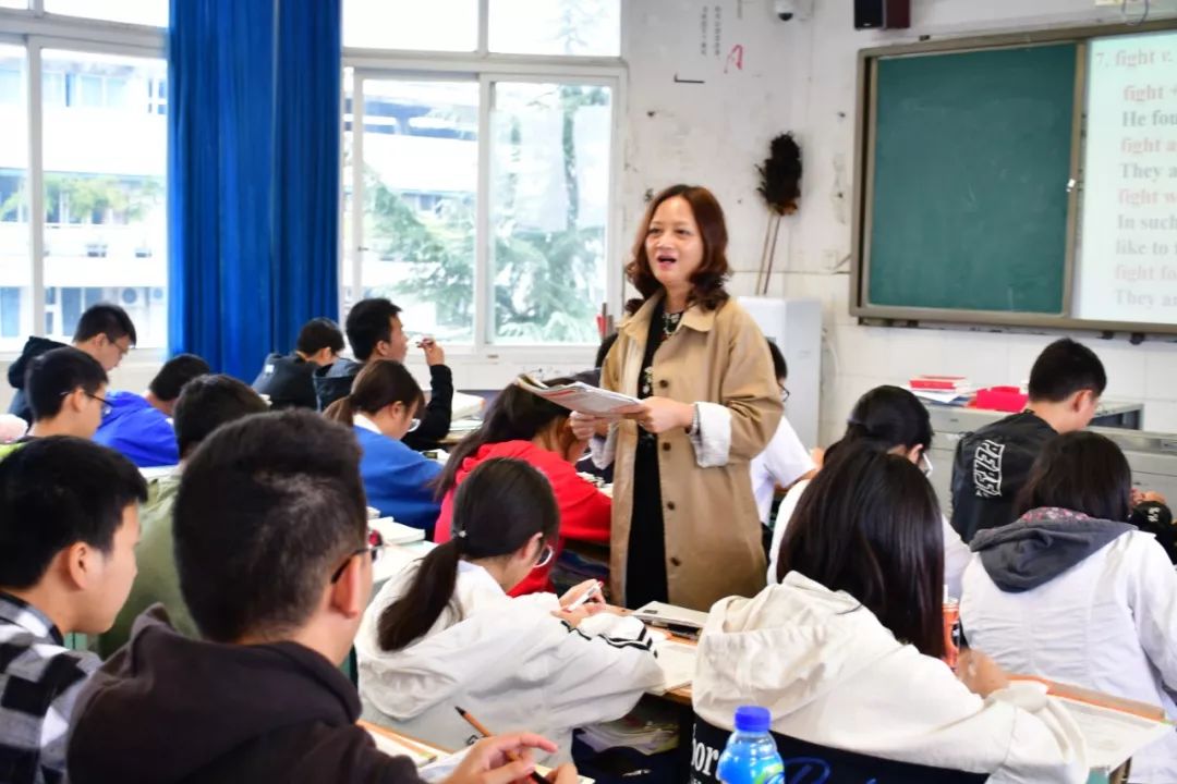 名师殿堂 i 内江二中高中英语教师向红:甘为绿叶扶红花,情满杏坛花