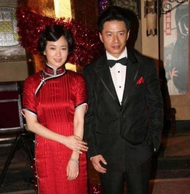 段奕宏夫妻聚餐甜蜜互动,结婚多年感情好,娇妻纤瘦美貌不输陶虹