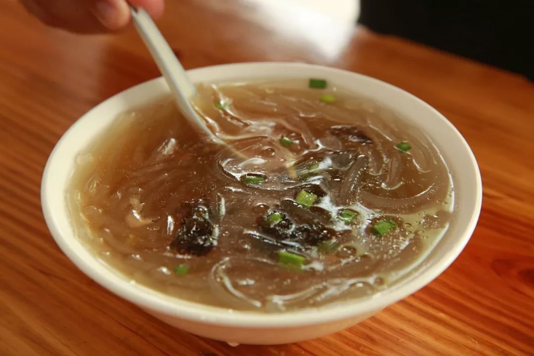 绿豆面汤是温岭最受欢迎的小吃之一,每次吃一筒馅糕都要来上一碗绿豆