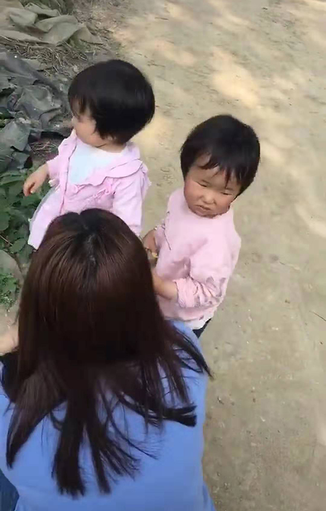 【晓露爸爸】原创双胞胎宝宝一个妈妈带，一个奶奶带，一年后妈妈再也不用担心弄混宝宝了