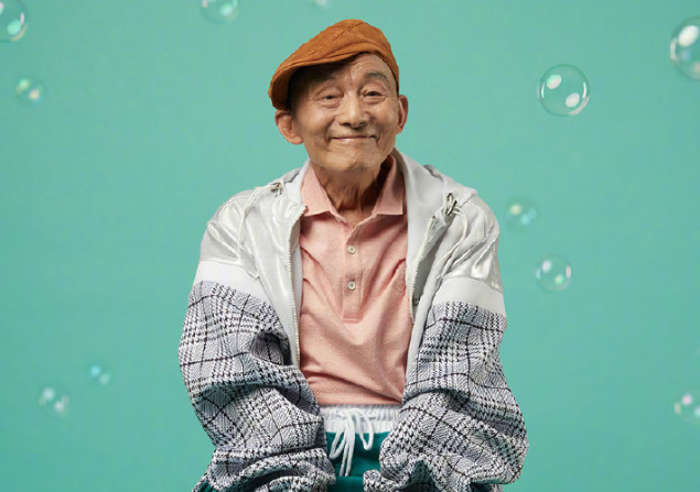 原创游本昌拍时尚大片,面对镜头开怀大笑,86岁依然精神矍铄